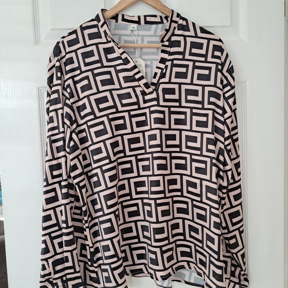 Made with Love NWT Women's Plus Size Geometric print blouse- XXL